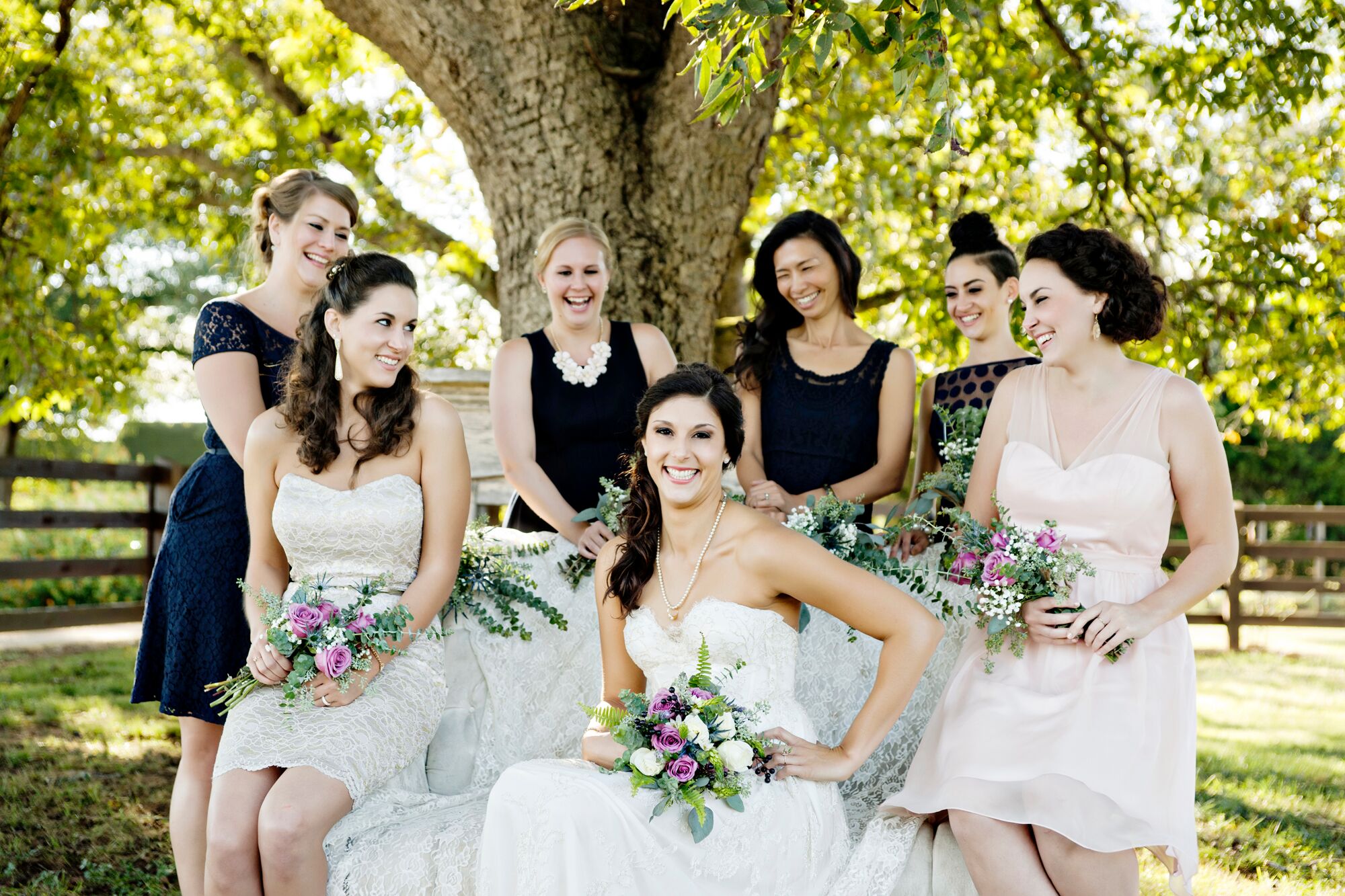 Дресс код на свадьбу для гостей. Костелло Джейн подружки невесты. Подружки невесты в черном. Платье на свадьбу для гостей. Подружки невесты в черном платье.