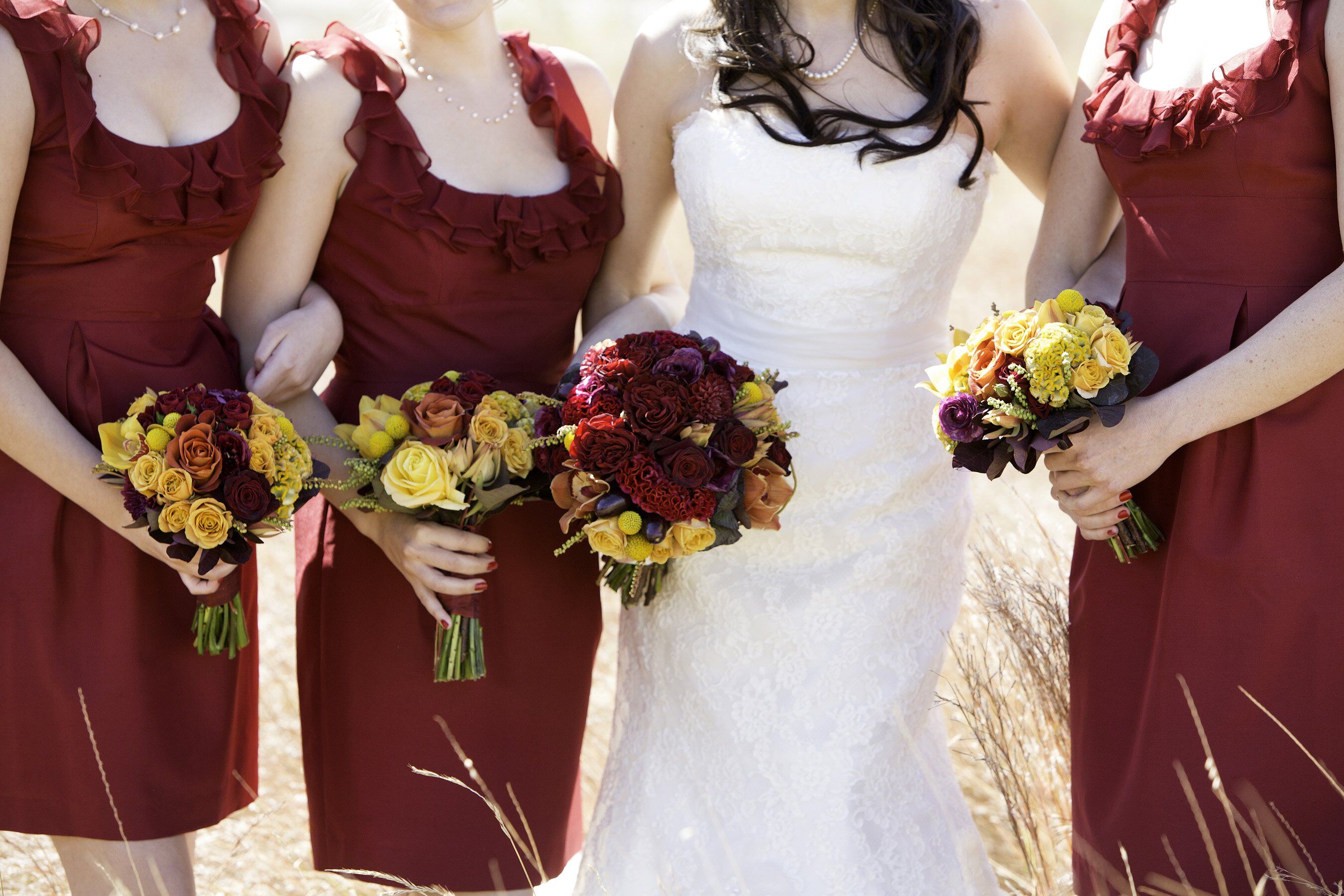 Невеста в бордовом платье