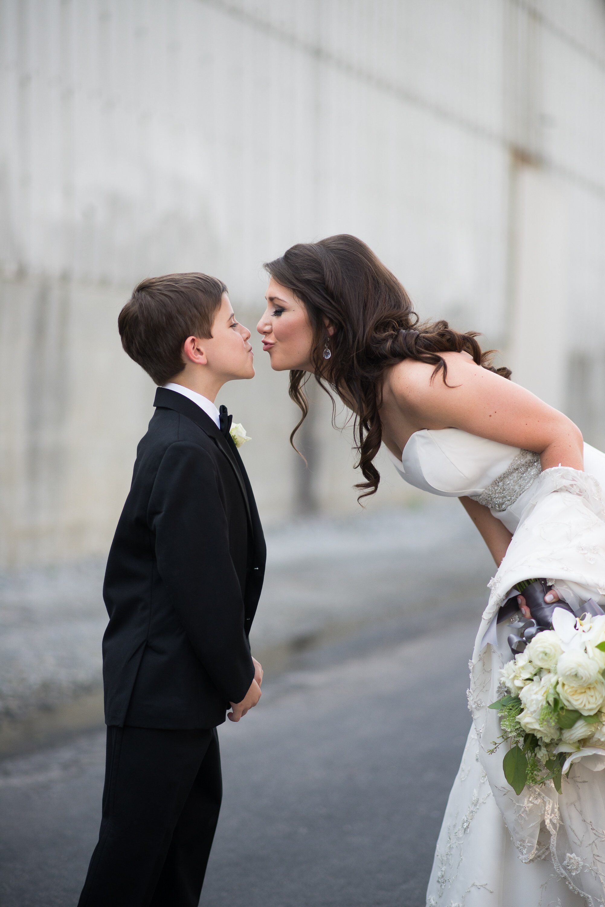 Поцелуй невесту читать. Невеста целует. Мама целует невесту. Невеста целует мальчика. Жених целует невесту в плечо.