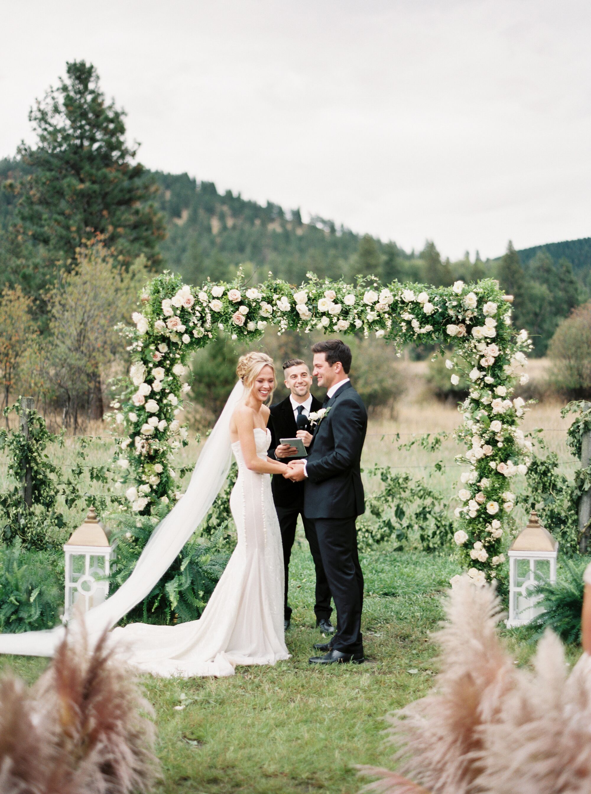 How to Wear a Long Wedding Veil for your Outdoor Ceremony – One