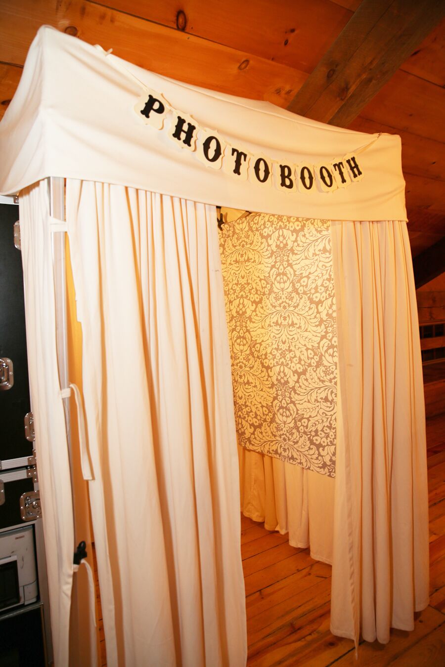 rustic-diy-photo-booth