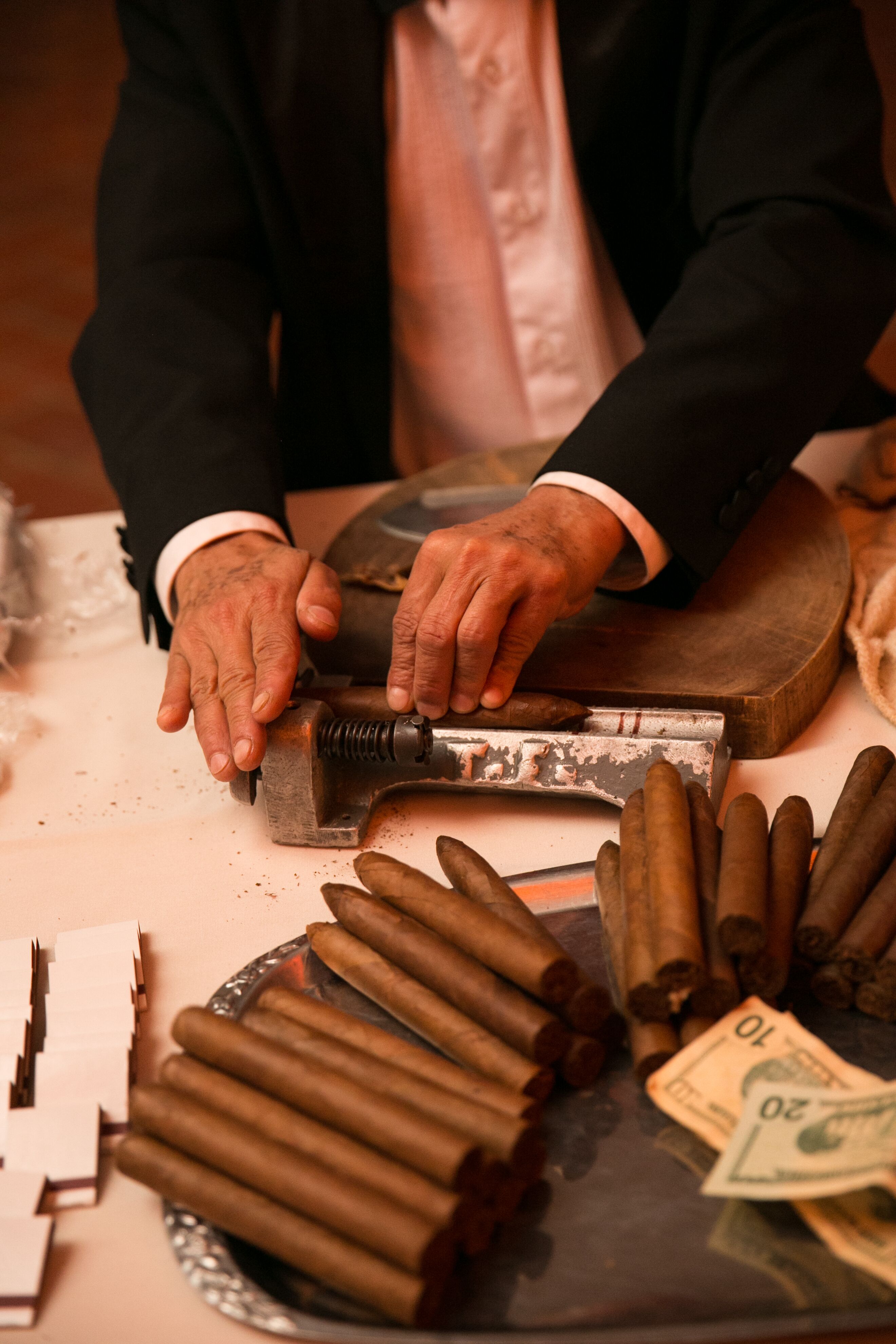 hand-rolled-cigars-at-ellis-island-wedding-reception