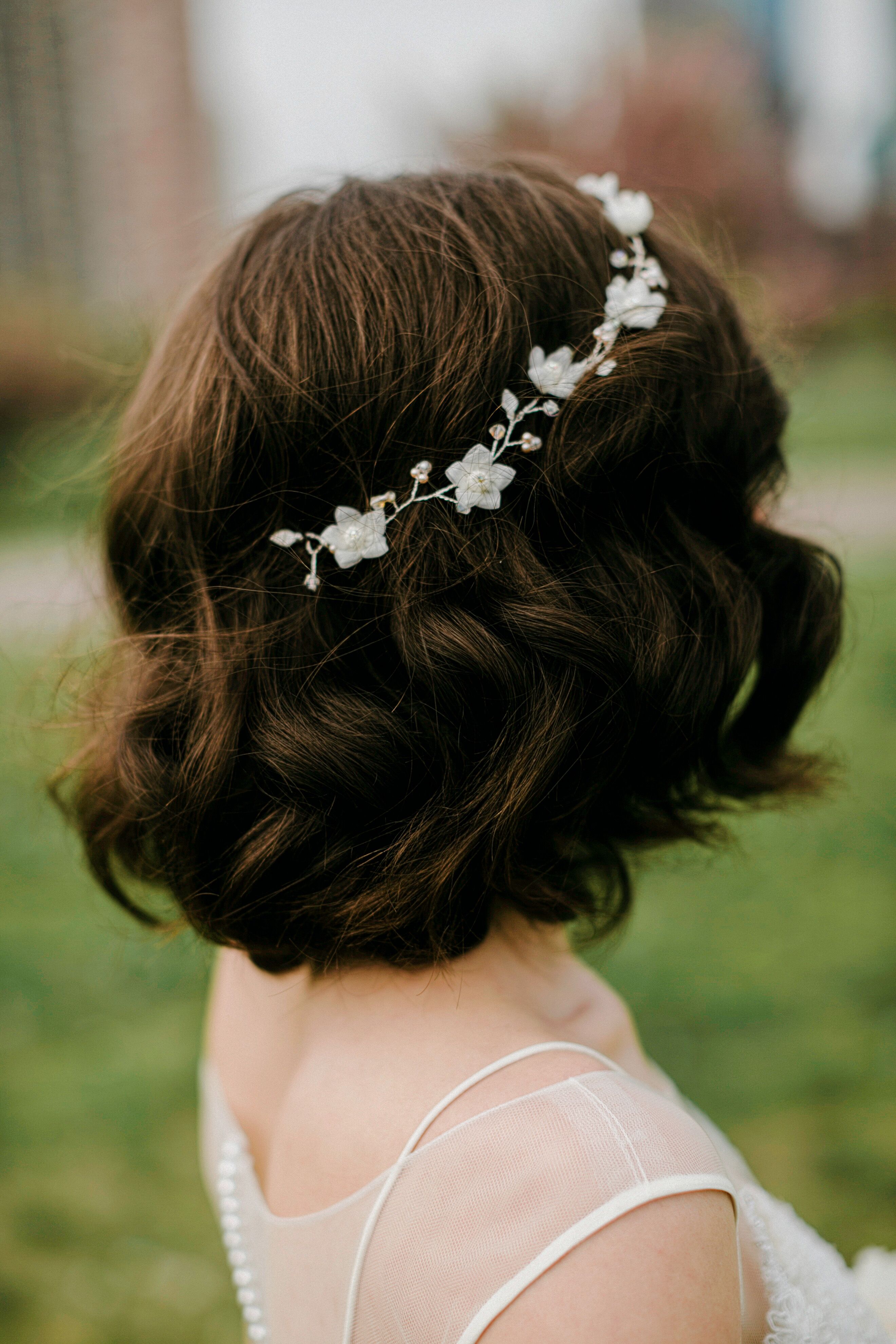  Short  Curly Bridal Hairstyle  With Headband 