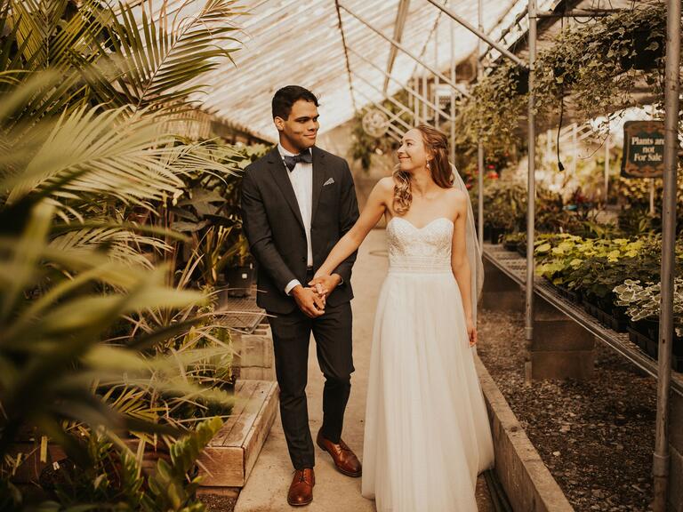 Mariage et marié marchant dans une serre