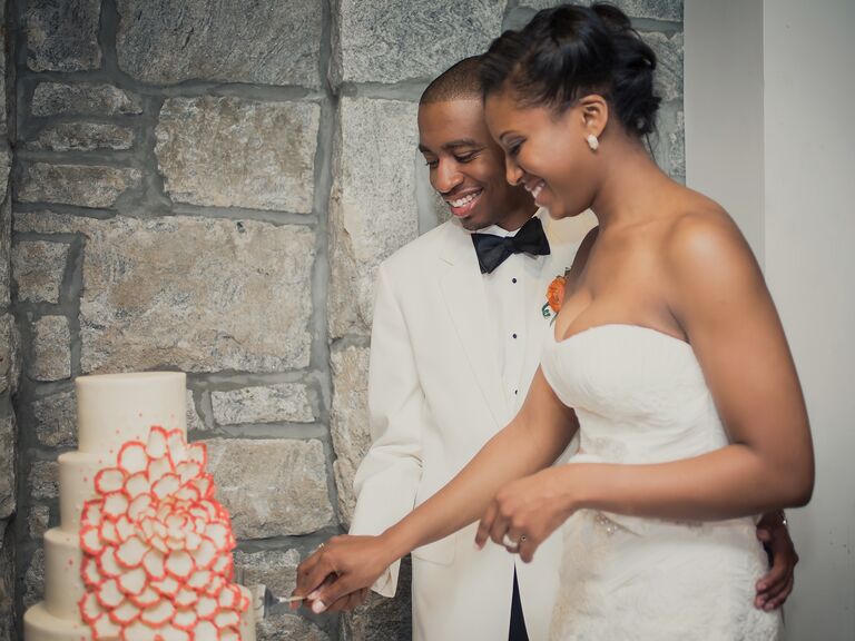 5 Popular Wedding Cake Traditions
