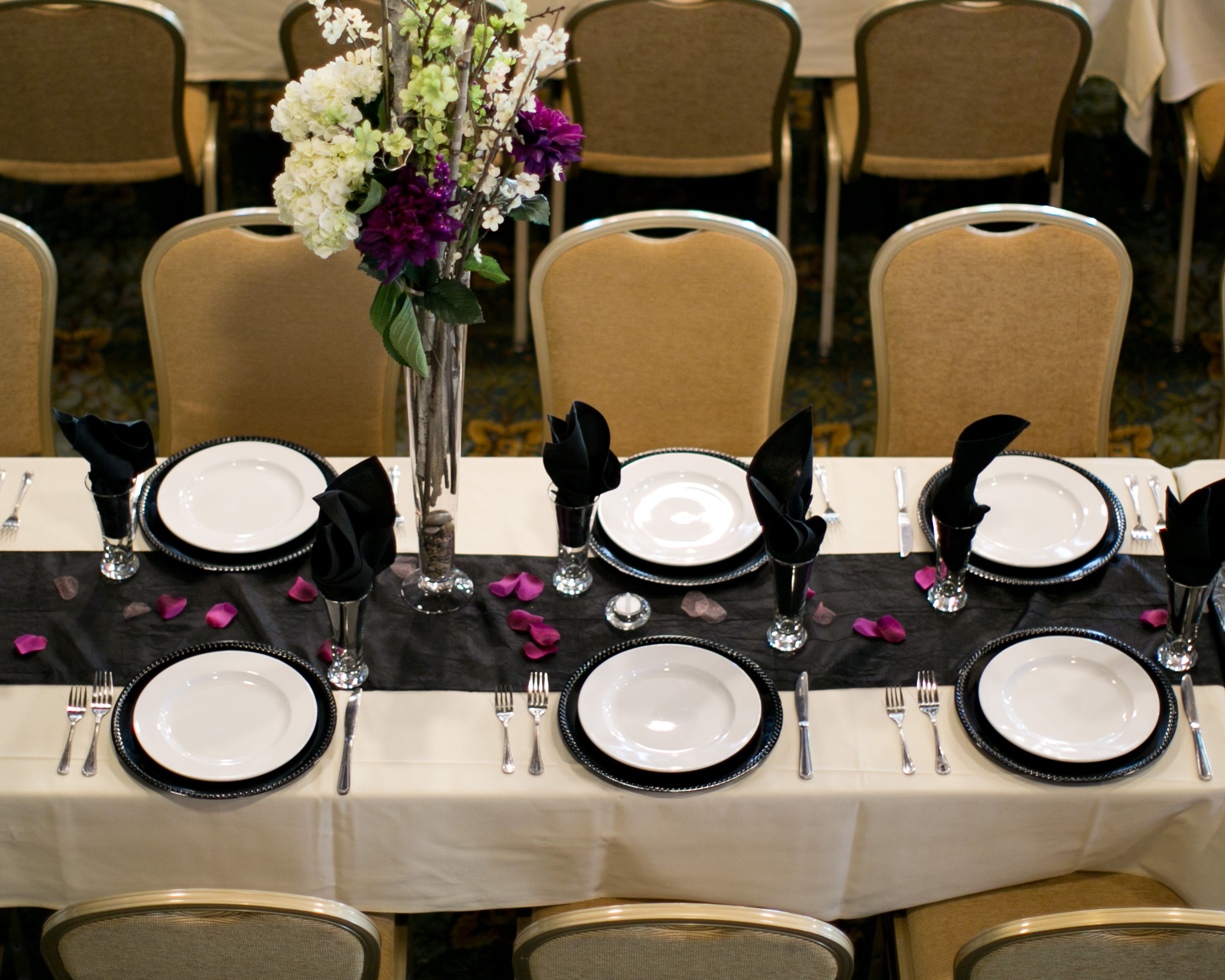 BlackandWhite Dining Table Setup