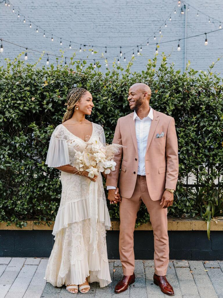 couple se tenant la main et se souriant doucement