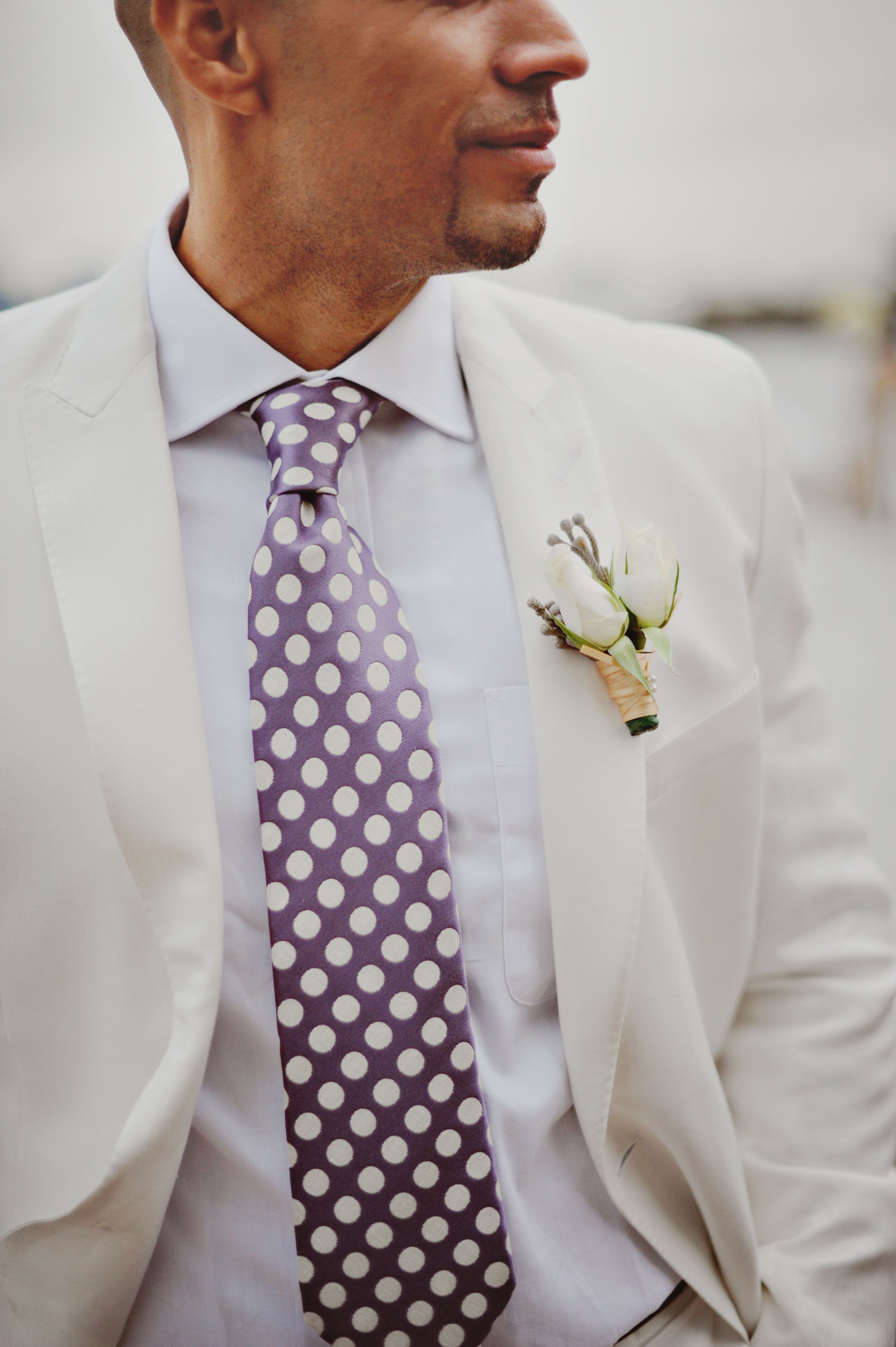 white dress shirt with purple tie Tie + shirt combos that never miss. Stick to simple contrasts:  White shirt   navy tie  Light blue shirt  burgundy tie  Striped / patterned shirt   pick a