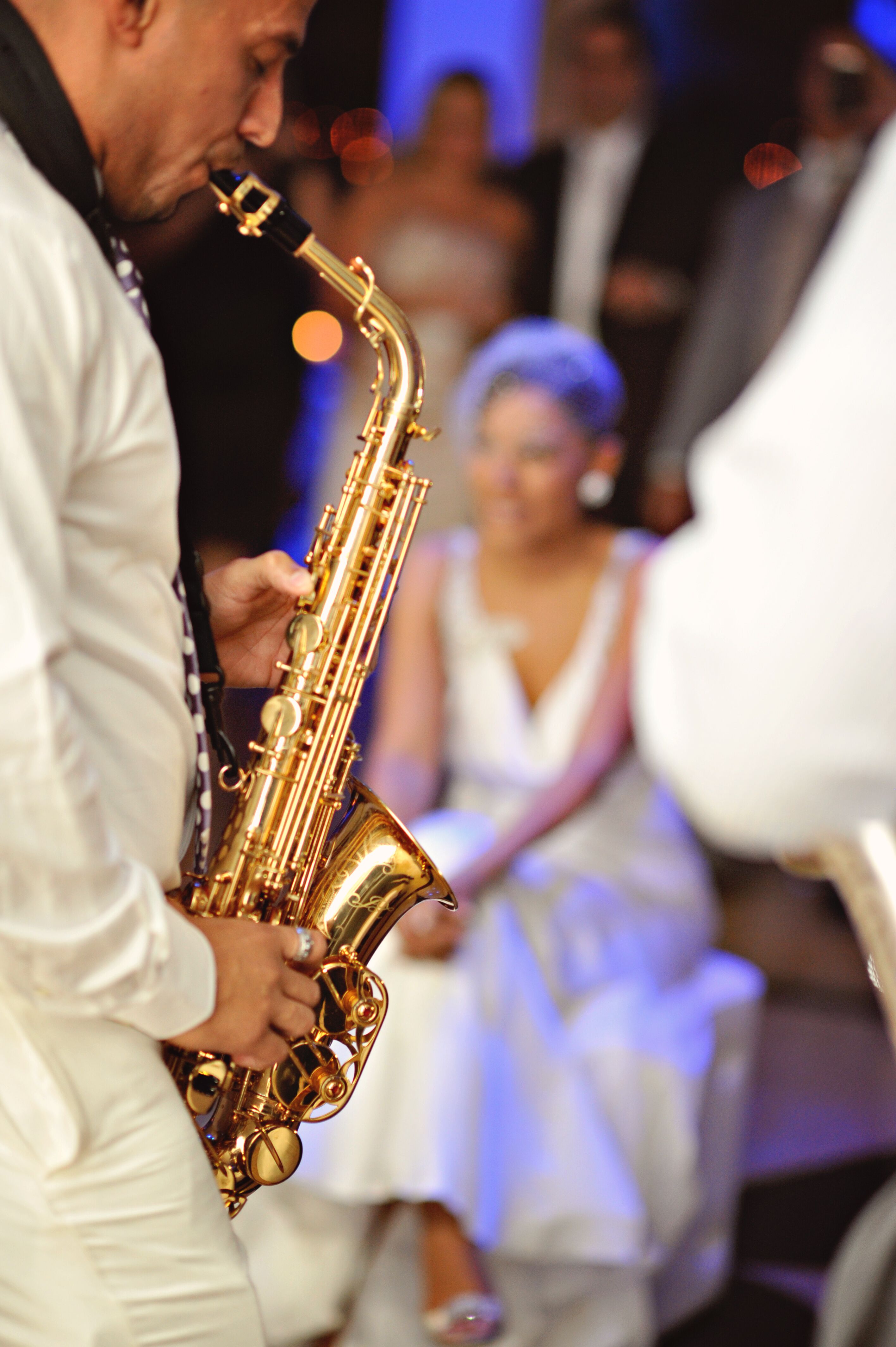 Shining linen wire Groom Surprises Bride With Special Saxophone Song