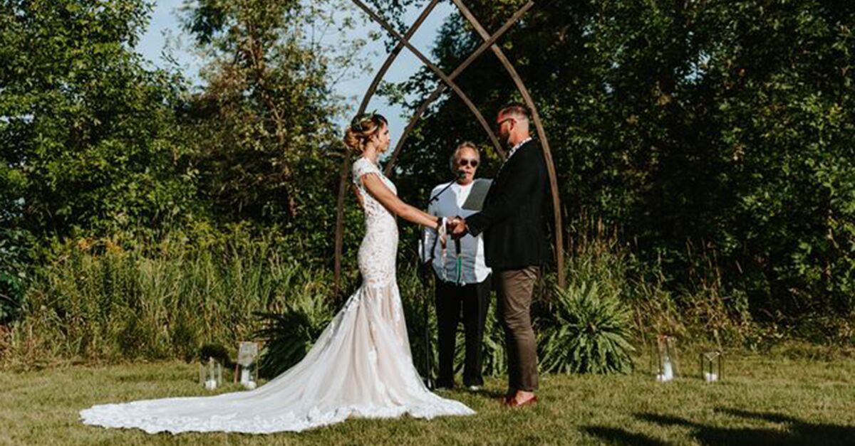 what-side-does-the-bride-stand-on-in-the-wedding-ceremony