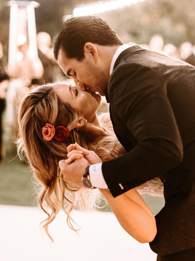 Cabello de novia con flores sueltas recogido a un lado con una flor