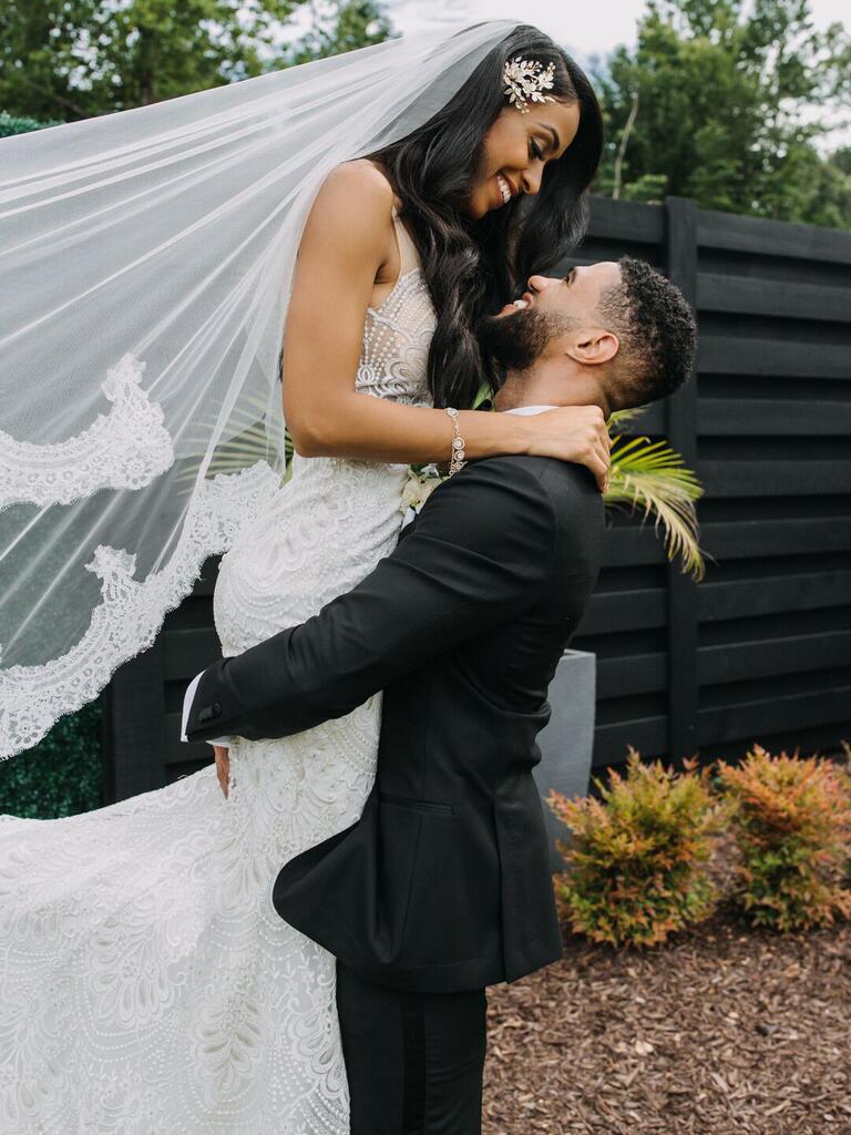 El novio sosteniendo a la novia