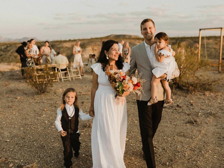 Paar bei Hochzeit mit Kindern