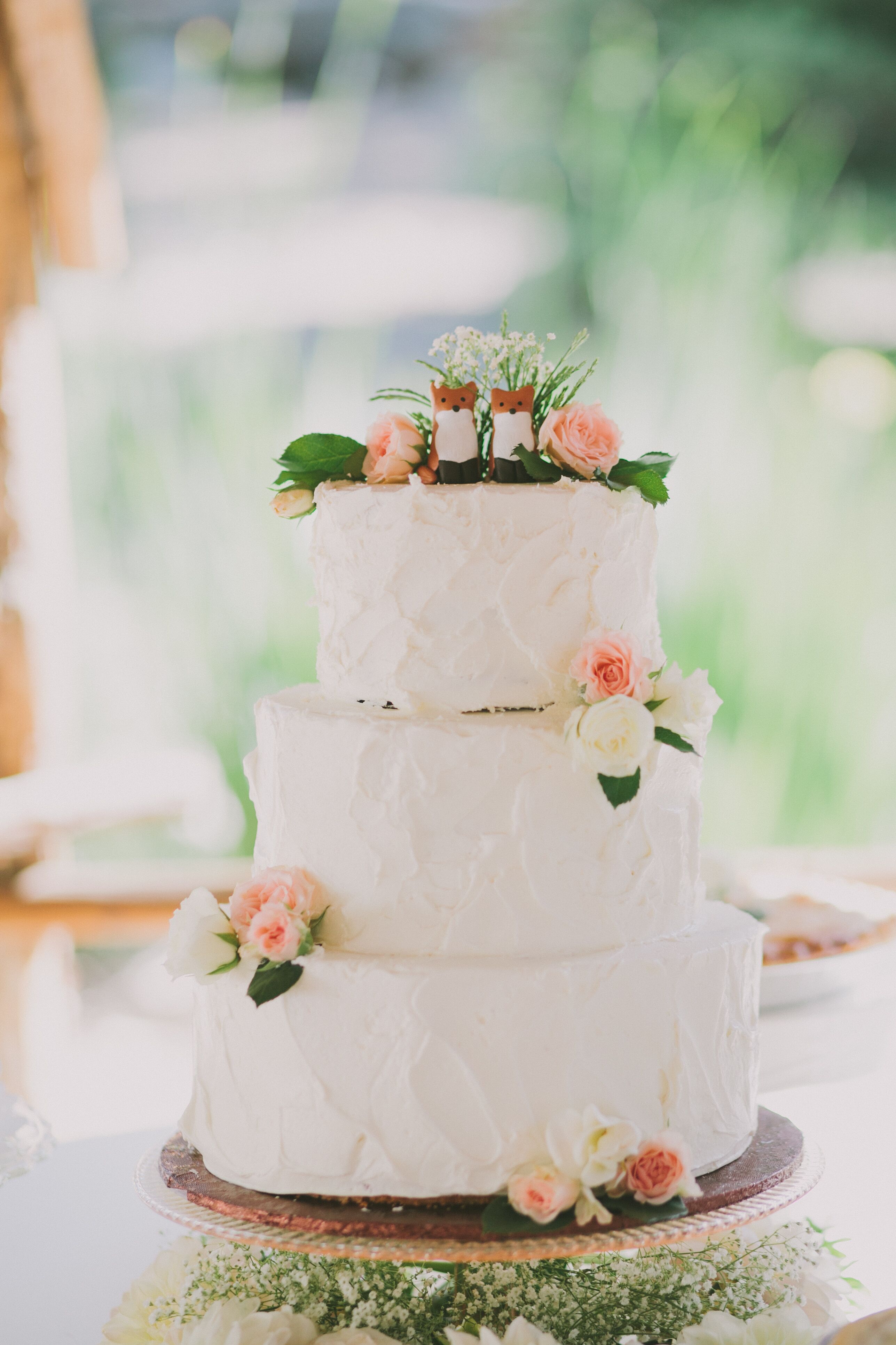  Rustic  White Wedding  Cake  Topped with Foxes