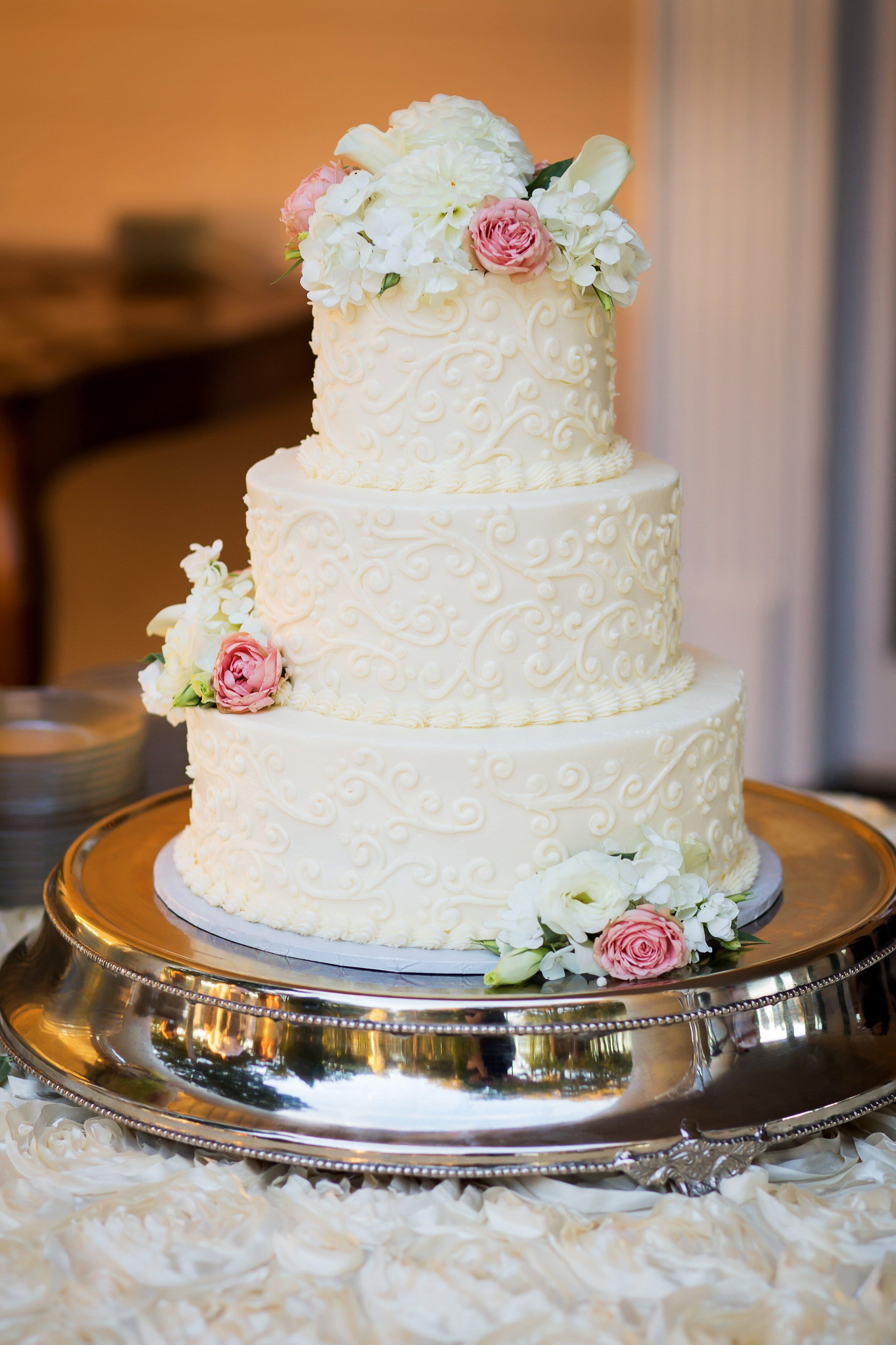  Elegant  Traditional Wedding  Cake 