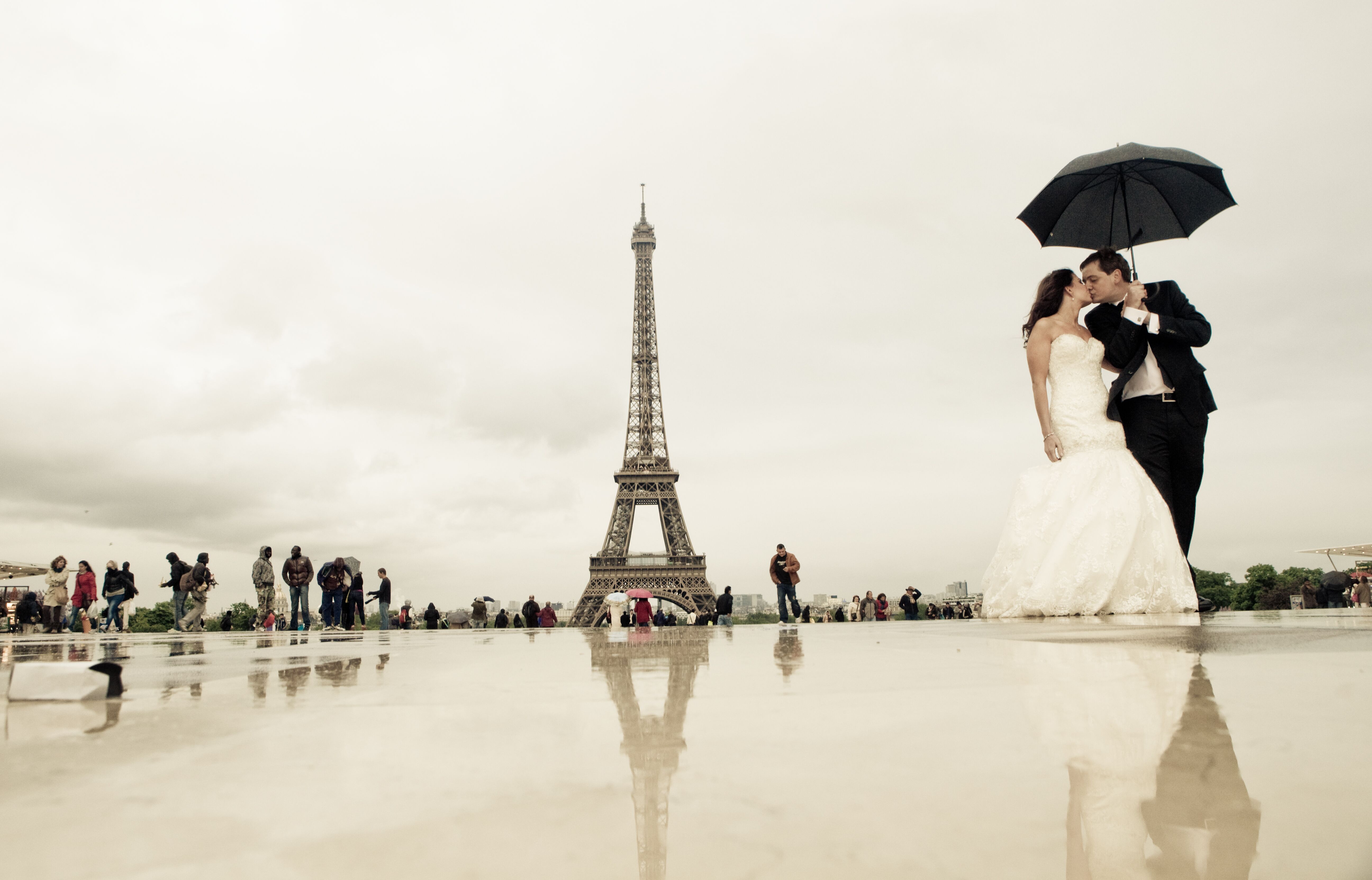 Love france. Влюбленные в Париже. Свадьба на фоне Эйфелевой башни. Париж романтика. Париж любовь свадьба.