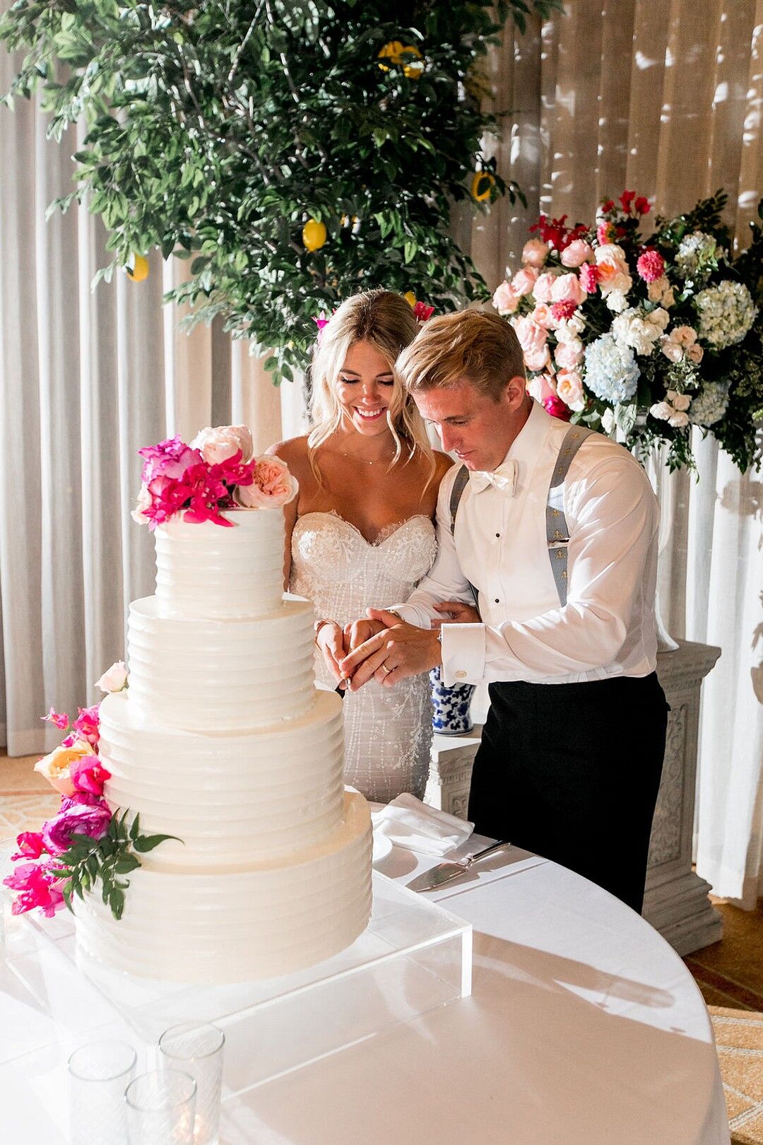 glamorous-cake-cutting-with-bride-and-groom