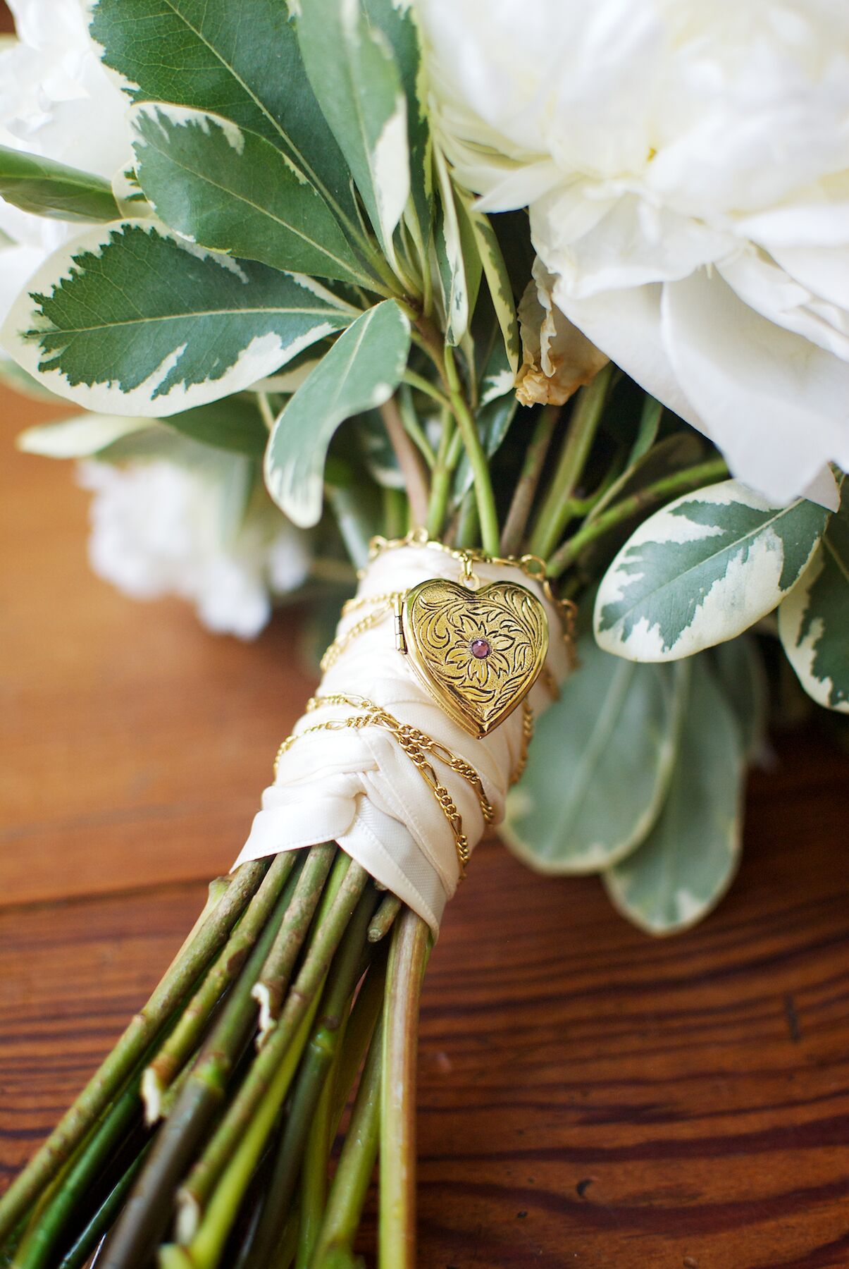 Photo pendant for wedding on sale bouquet