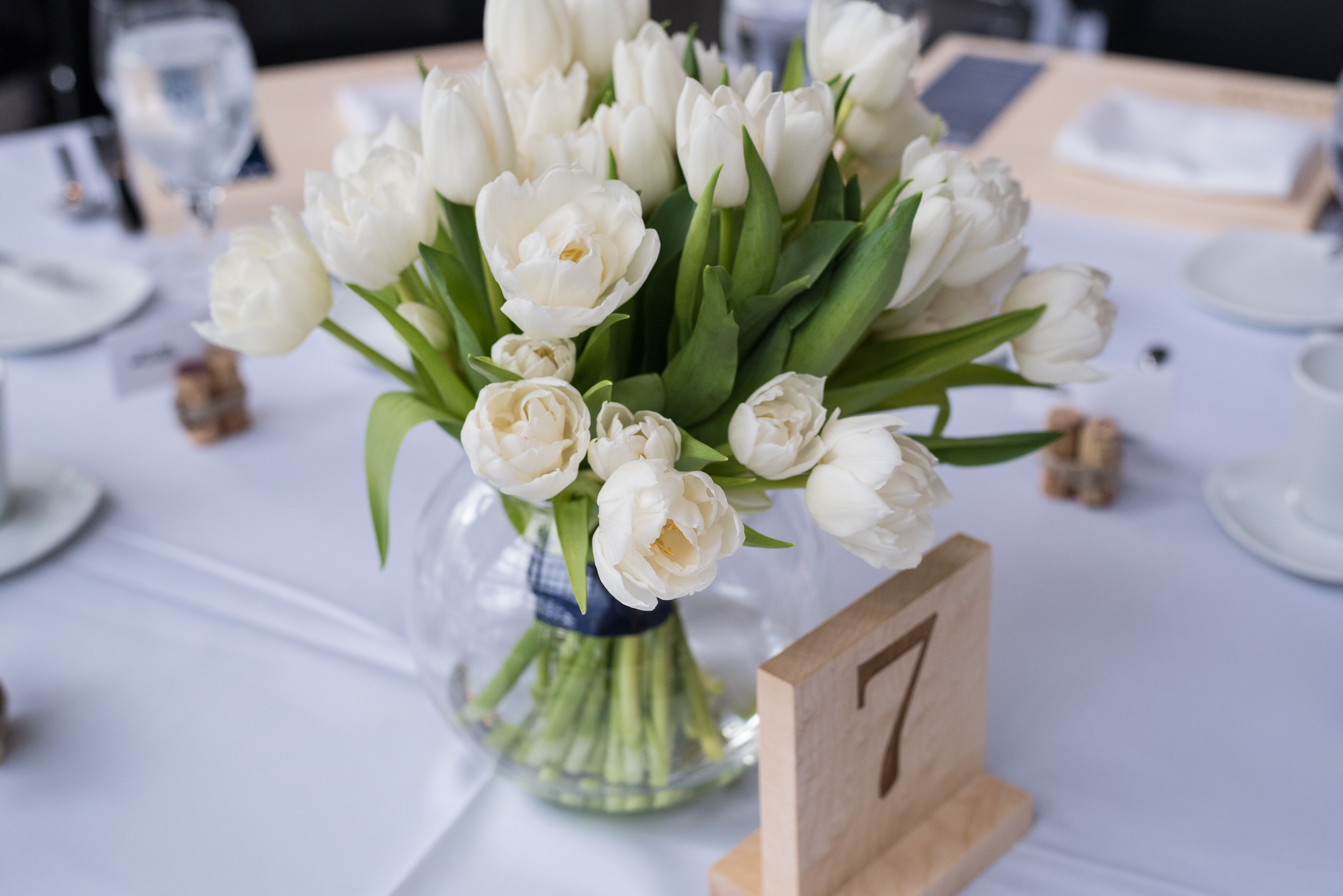 Тюльпаны на свадьбу декор стола