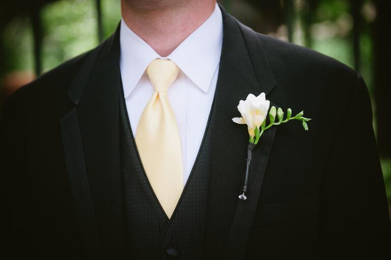 Simple boutonnière de freesia blanc