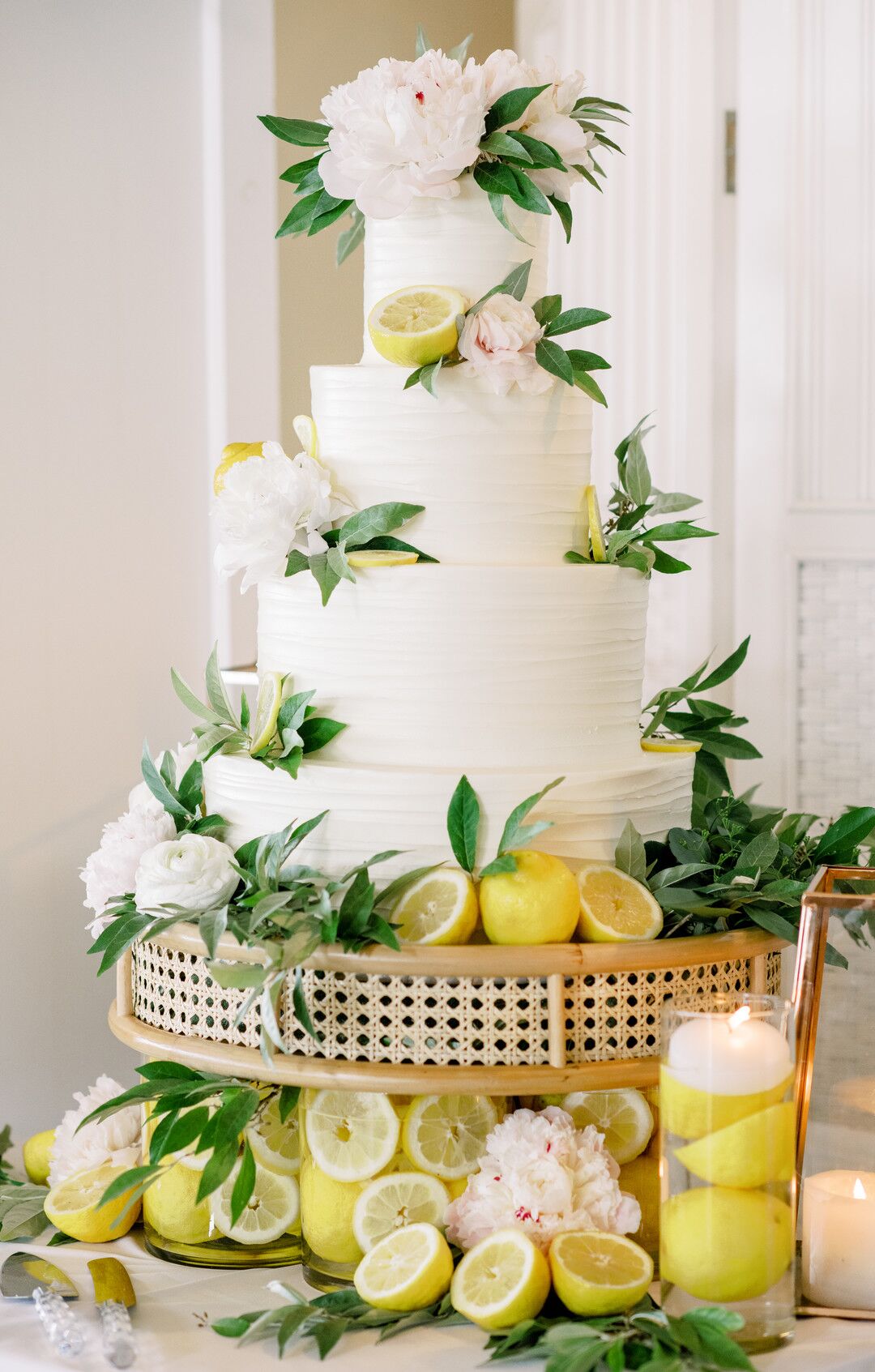 Chic White Cake With Lemon