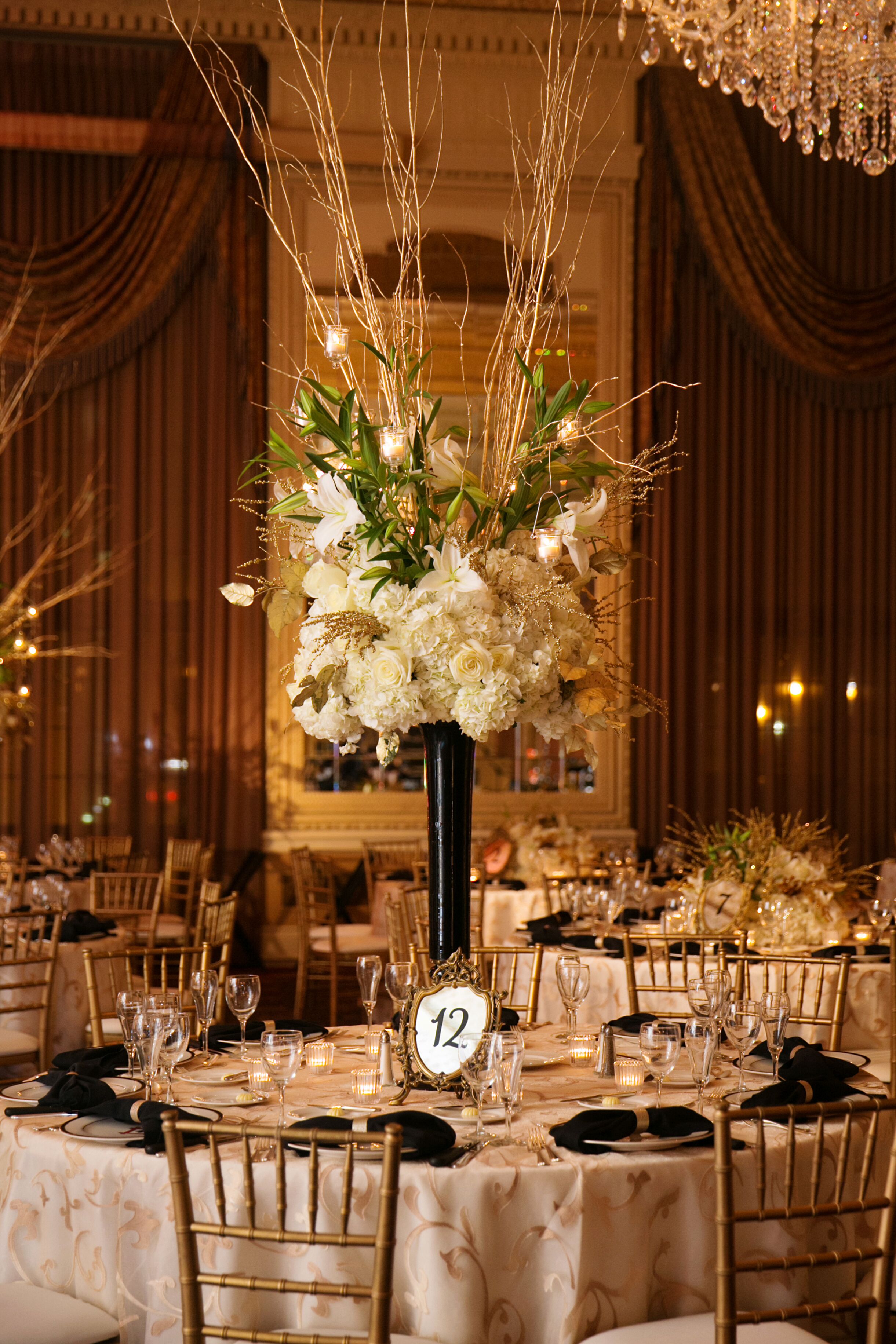 17 Awesome Black and Gold Wedding Centerpieces