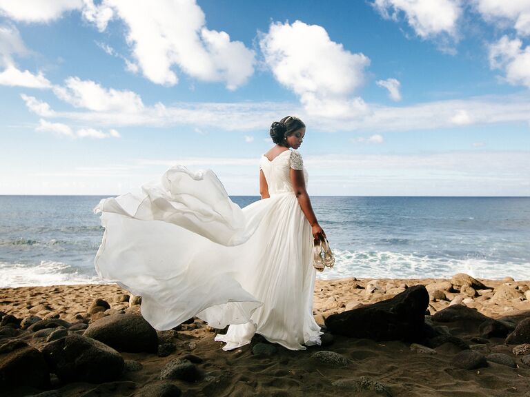 Bride wearing Reem Acra dress at Kailua-Kona, Hawaii destination wedding 