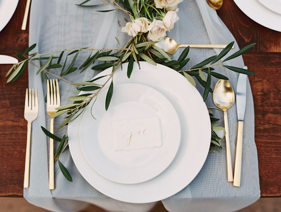 White And Gold Elegant Dinnerware