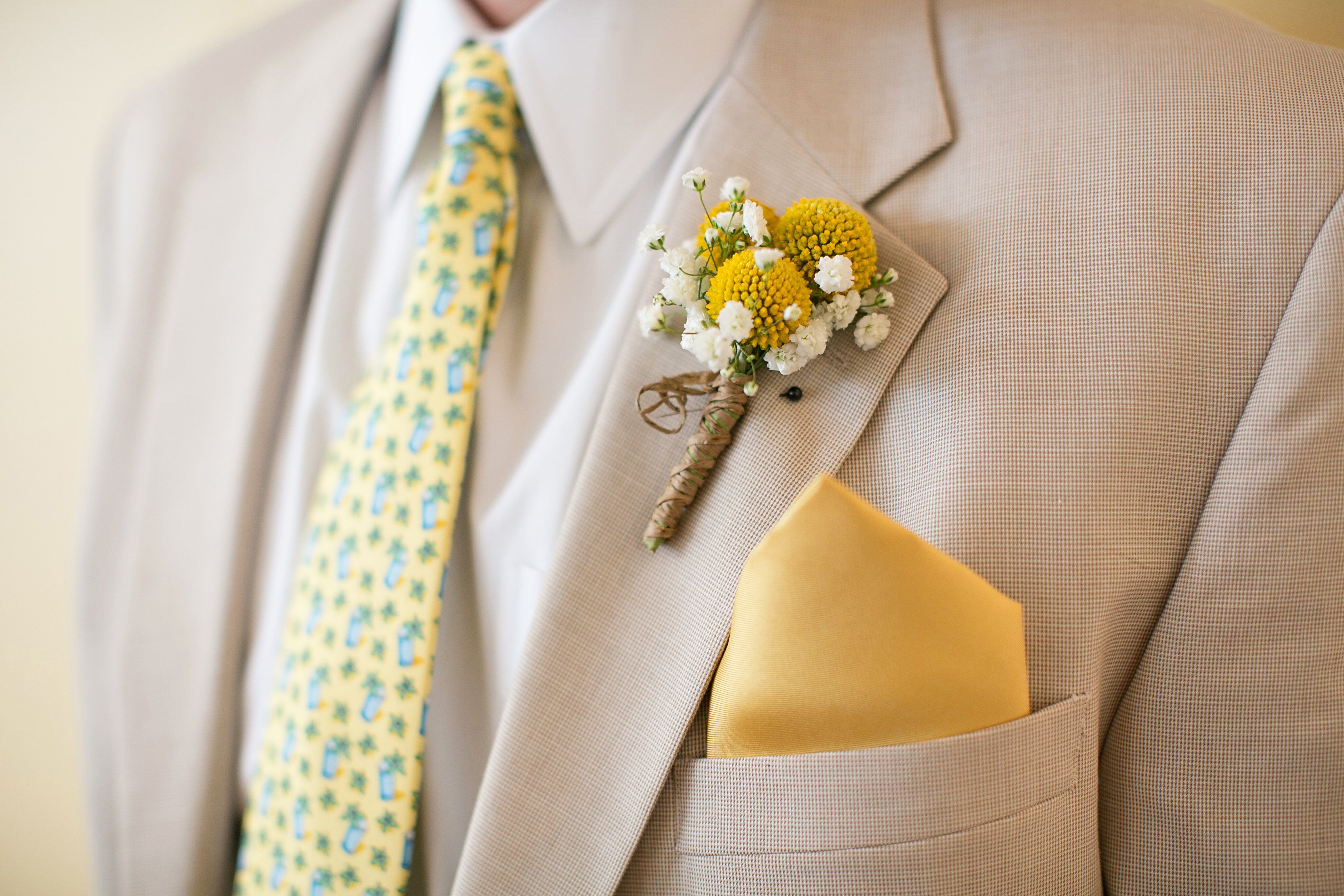 Жениха заказывали. Краспедия бутоньерка. Свадебный бутоньерка Краспедия. Бутоньерка для жениха. Свадьба в желтом цвете.