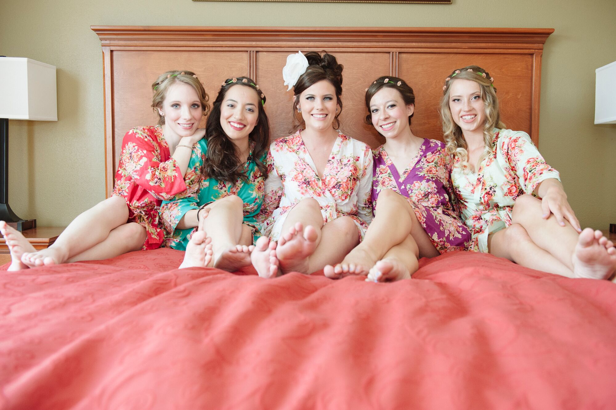 bridesmaids-getting-ready-floral-robes