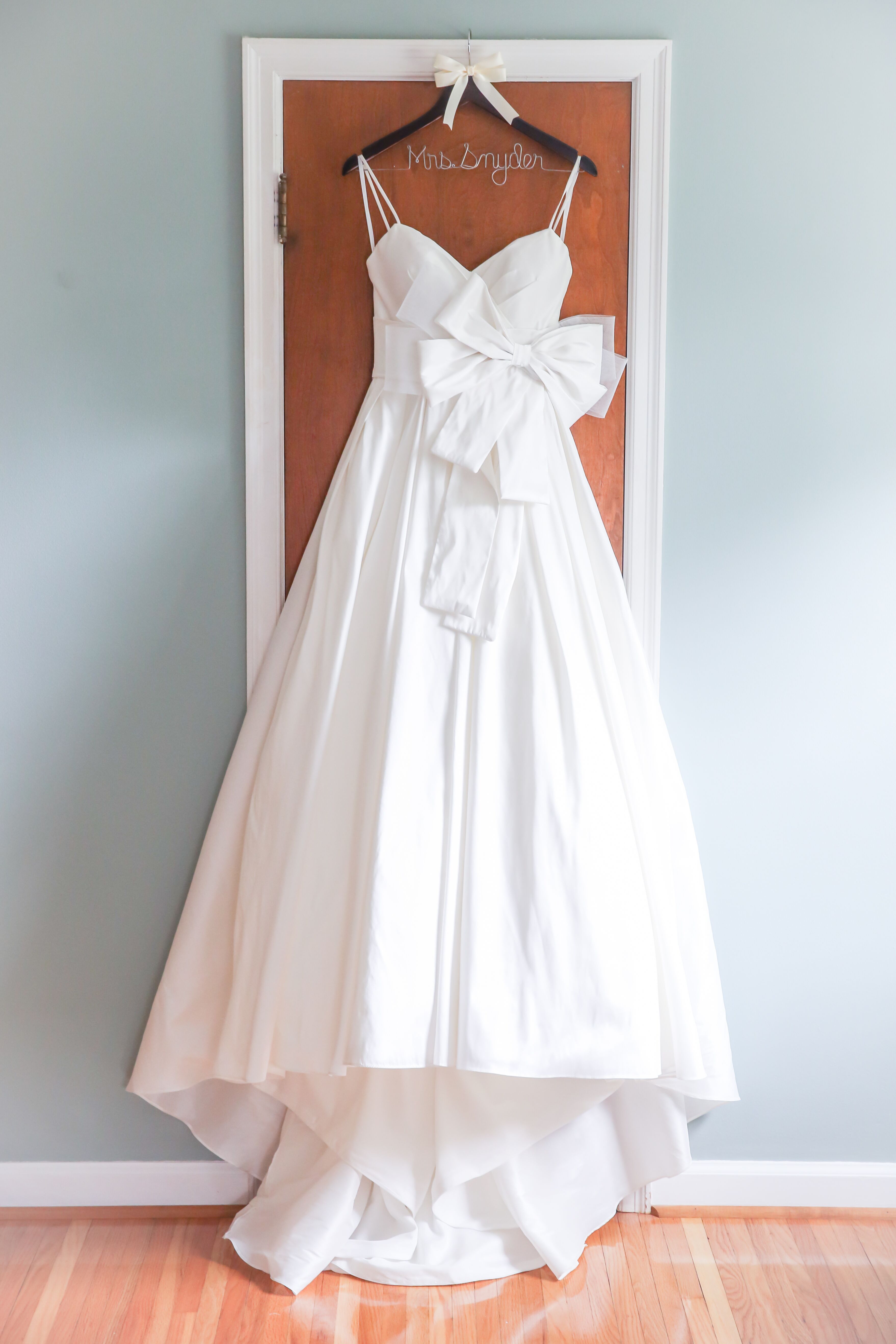 Dress with outlet bow in front