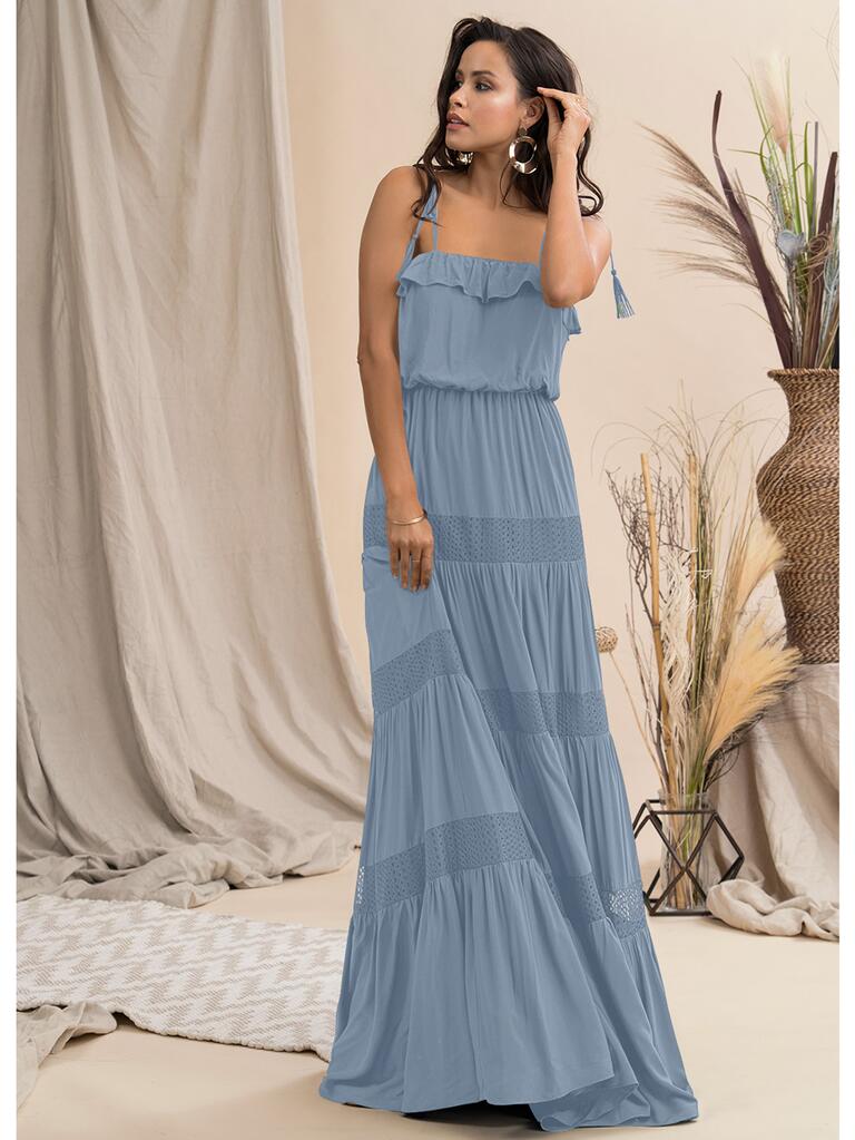 Vestido maxi azul escalonado con tirantes